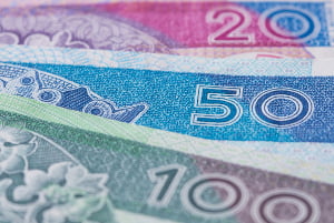 Trzy polskie banknoty, o nominałach: 20 PLN, 50 PLN i 100 PLN.