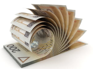 Plik banknotów o nominałach 200 PLN zwinięty w harmonijkę.